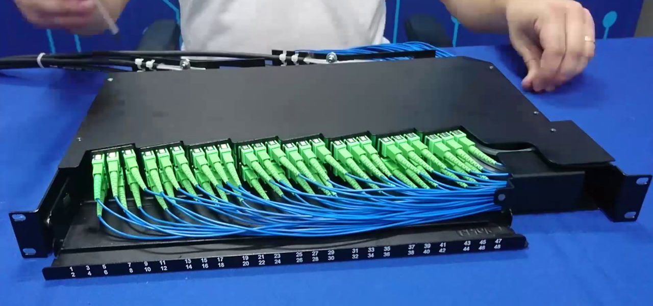 Desde o início de 2026, a Anatel (Agência Nacional de Telecomunicações) endureceu as regras. A outorga (autorização para explorar o serviço de comunicação multimídia - SCM) tornou-se obrigatória para operações de qualquer tamanho que desejam garantir segurança jurídica e acesso a postes.