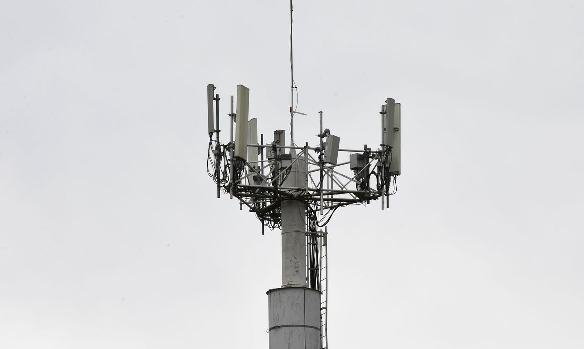 O impacto mais visível é a taxa de transmissão. Com o 5G, o uso de chip permite que aplicações que antes eram limitadas pela largura de banda agora fluam sem interrupções. Um exemplo prático são as câmeras de monitoramento móvel e a telemetria de vídeo em tempo real para frotas logísticas. Onde o 4G sofria para enviar um frame em baixa resolução, o 5G entrega 4K com facilidade.
