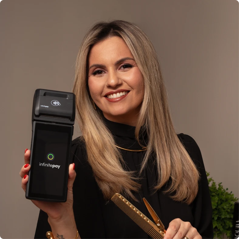 A InfinitePay opta por enviar o equipamento sem um chip pré-instalado para que o lojista tenha autonomia. Quando uma fabricante de maquinas de pagamento embuti um chip de fábrica, ela muitas vezes limita o usuário a uma única operadora. Se essa operadora tiver um sinal ruim no seu local de venda, sua produtividade será seriamente afetada.