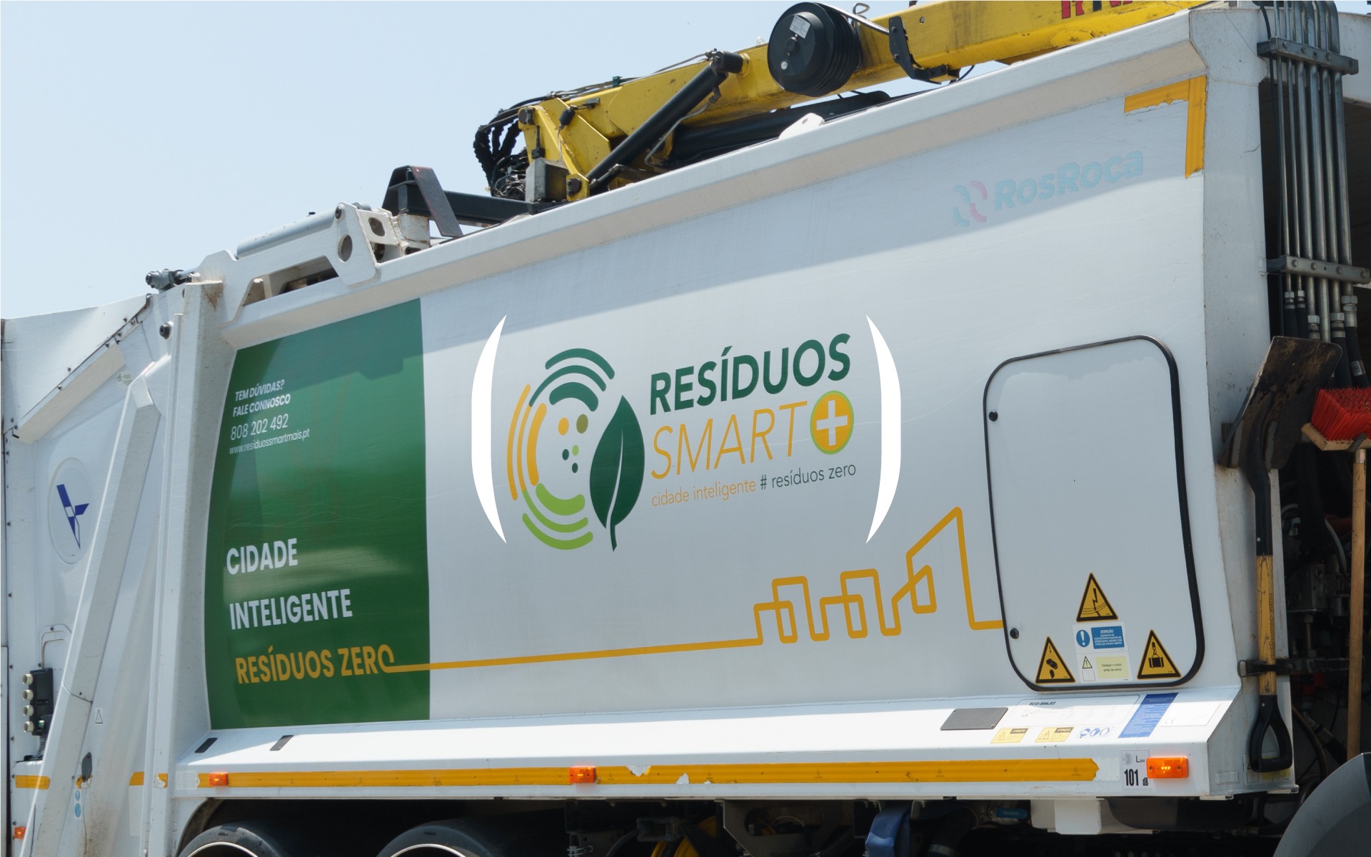 gestao-de-residuos-inteligente-otimizacao-rotas-3 Ao utilizar o Chip M2M IOT Conect, as empresas garantem que a gestão de chip m2m seja feita de forma centralizada, permitindo o monitoramento de milhares de pontos de coleta em uma única plataforma. Nossa solução Multioperadora garante que, se uma rede falhar, o sensor busque automaticamente o sinal de outra operadora, mantendo a operação crítica sempre ativa.