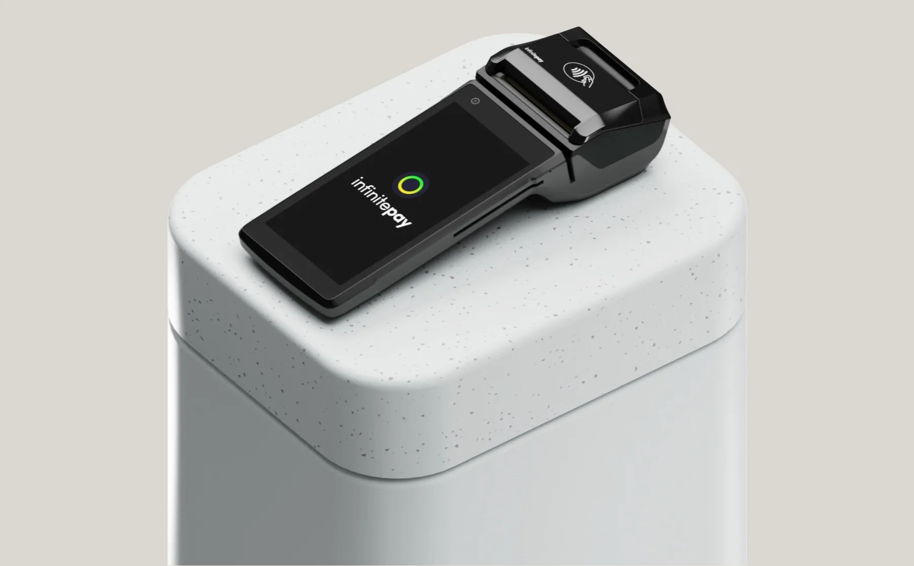 A InfinitePay Smart é um excelente equipamento, mas ela só alcança seu potencial máximo com a conectividade certa. Não coloque seu faturamento em risco comprando chips de procedência duvidosa em anúncios de internet ou sites de terceiros. A economia de poucos centavos pode custar dias de vendas perdidas e muita dor de cabeça.