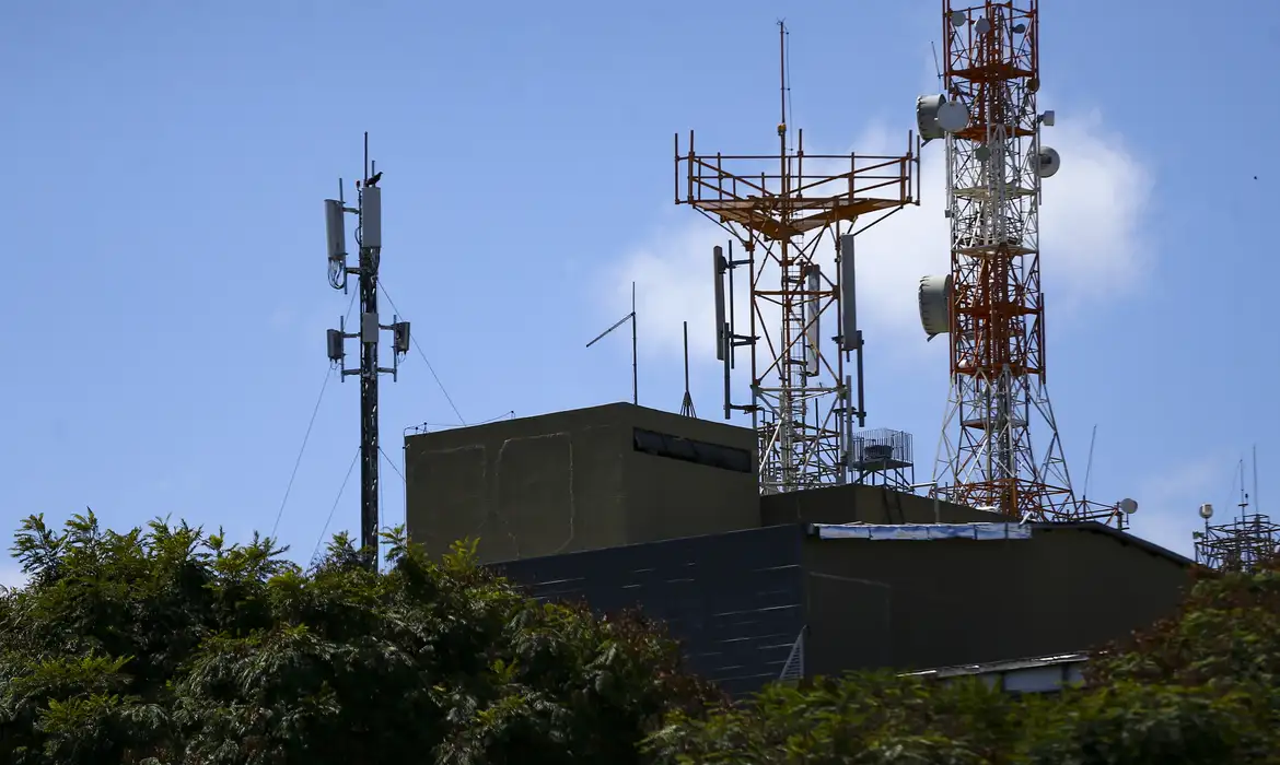 A tecnologia 5G não é apenas um "4G mais rápido". Estamos falando de uma mudança de paradigma que redefine o uso de chip em dispositivos inteligentes. Imagine um cenário onde milhões de dispositivos conversam entre si sem qualquer atraso, enviando volumes massivos de dados com segurança total. É exatamente isso que a IOT Conect, como a maior provedora de dados M2M do Brasil, está viabilizando para empresas de todos os tamanhos.