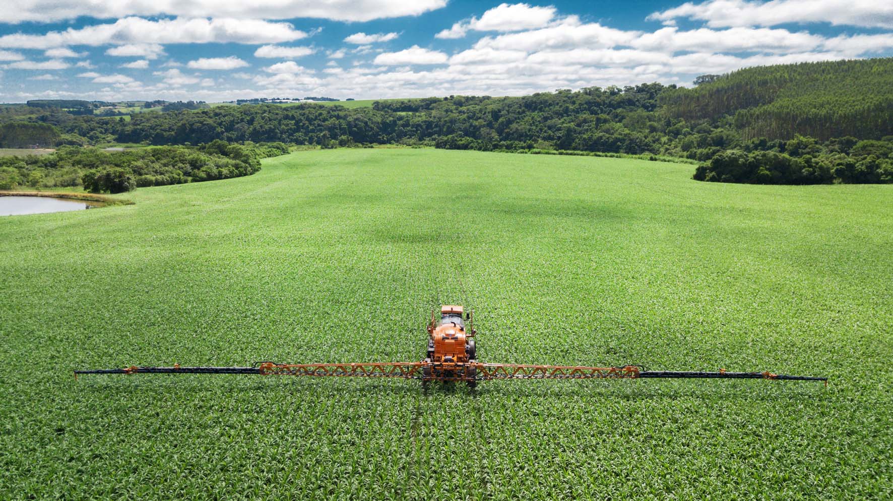 agricultura-de-precisao-conectividade-no-campo-4 Um dos maiores desafios da Agricultura de Precisão no Brasil ainda é a conectividade. Muitas fazendas estão em zonas de "sombra", onde o sinal de celular comum não chega. No entanto, o avanço do 4G/5G e das redes NB-IoT está mudando esse cenário.