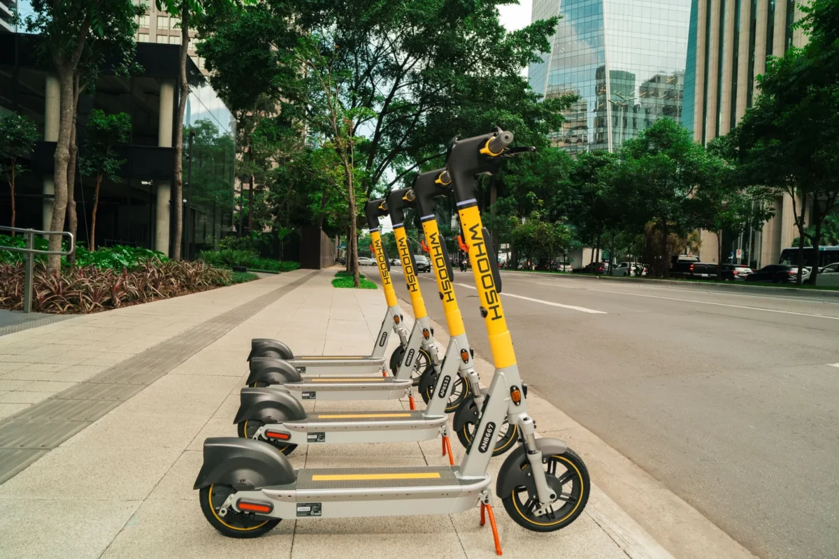 patinete-eletrica-como-funciona-conectividade-iot-3 Se você está estruturando uma operação de mobilidade ou serviços que dependem de dispositivos conectados, a escolha do parceiro de conectividade é estratégica. Um chip de dados comum, voltado para pessoas físicas, não possui a robustez necessária para suportar as vibrações, variações de temperatura e a necessidade de IP fixo que o mercado corporativo exige.