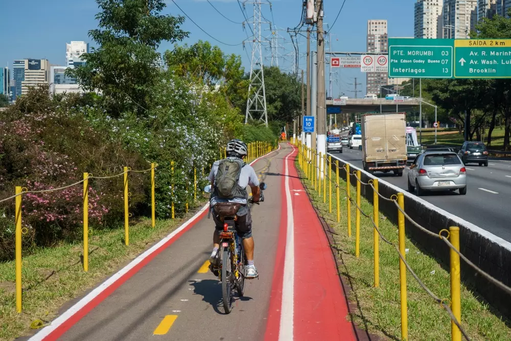 A mobilidade urbana deixou de ser apenas uma questão de asfalto e veículos para se tornar um desafio de dados, integração e, acima de tudo, conectividade de alta performance. No Brasil, estamos vivenciando uma virada de chave onde o digital dita o ritmo do deslocamento físico.