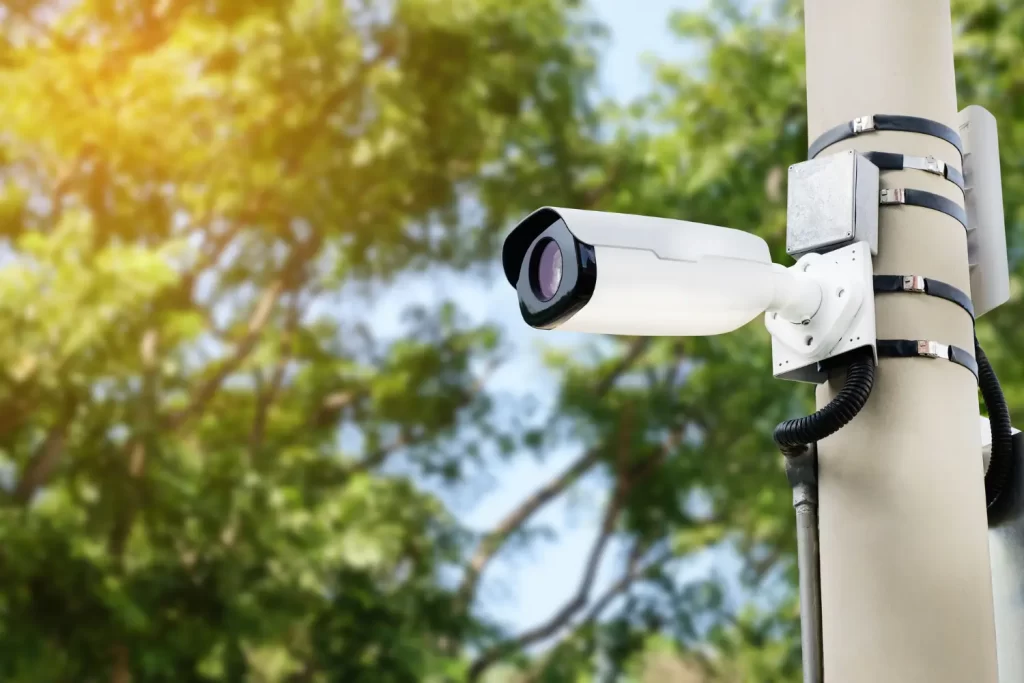 cameras-inteligentes-como-elas-se-conectam-2 Como especialista em conectividade, a IOT Conect fornece as ferramentas necessárias para que frotas de segurança e redes de câmeras inteligentes operem em sua máxima capacidade. Nossas soluções de dados móveis para empresas são desenhadas para suportar o alto tráfego de metadados gerado pela inteligência artificial.