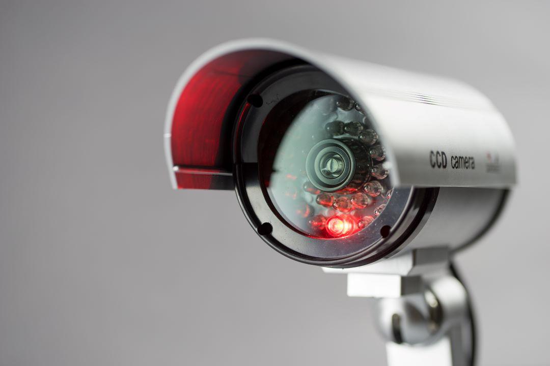 cameras-inteligentes-como-elas-se-conectam-3 Diferente dos sistemas de CFTV tradicionais, as câmeras inteligentes são dispositivos dotados de inteligência artificial e conectividade de alta performance. Elas não apenas gravam imagens; elas interpretam o que estão vendo. Através de algoritmos de deep learning, esses aparelhos podem identificar padrões de comportamento, reconhecer placas de veículos em alta velocidade e até detectar aglomerações incomuns.