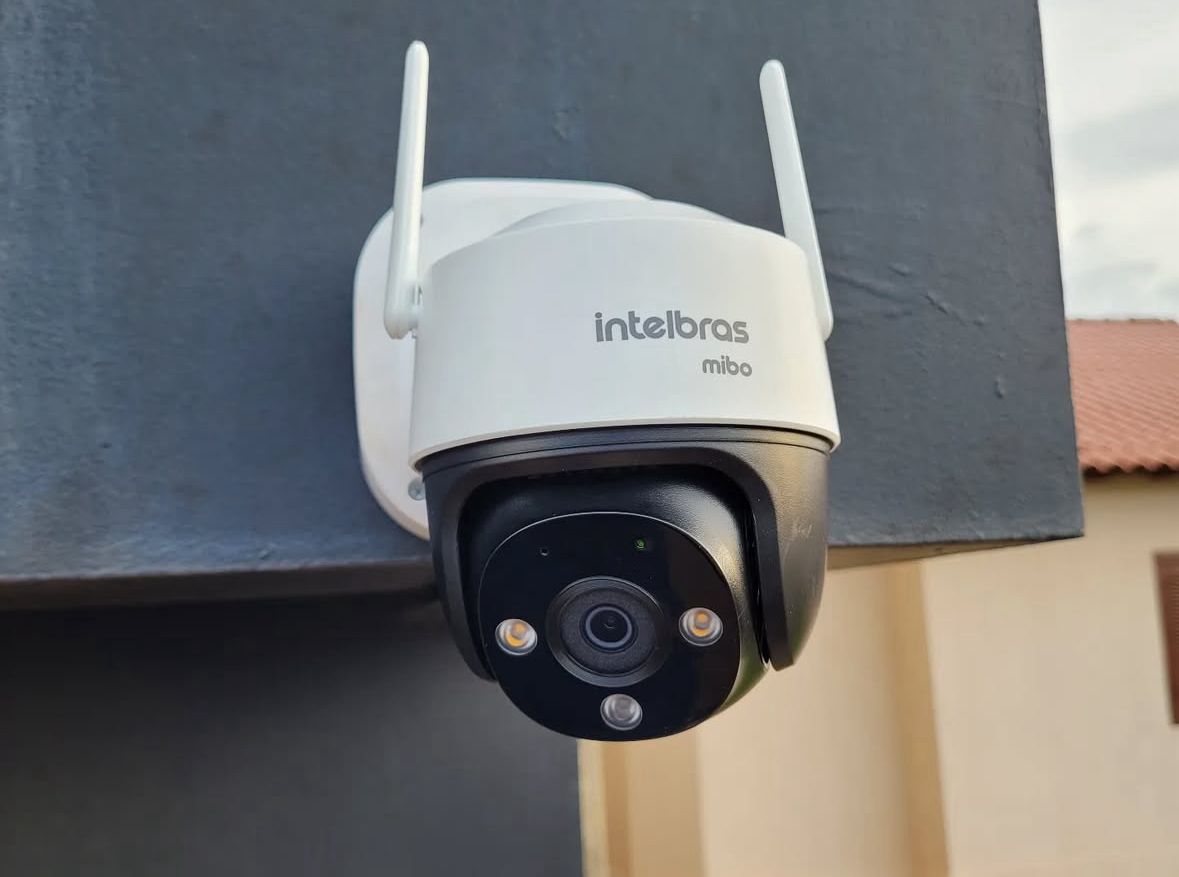 O melhor chip é aquele que oferece tecnologia multioperadora (que se conecta a mais de uma rede) e possui um plano de dados M2M específico para tráfego de vídeo. A IOT Conect oferece soluções que se adaptam automaticamente ao sinal mais forte da região, garantindo estabilidade máxima.