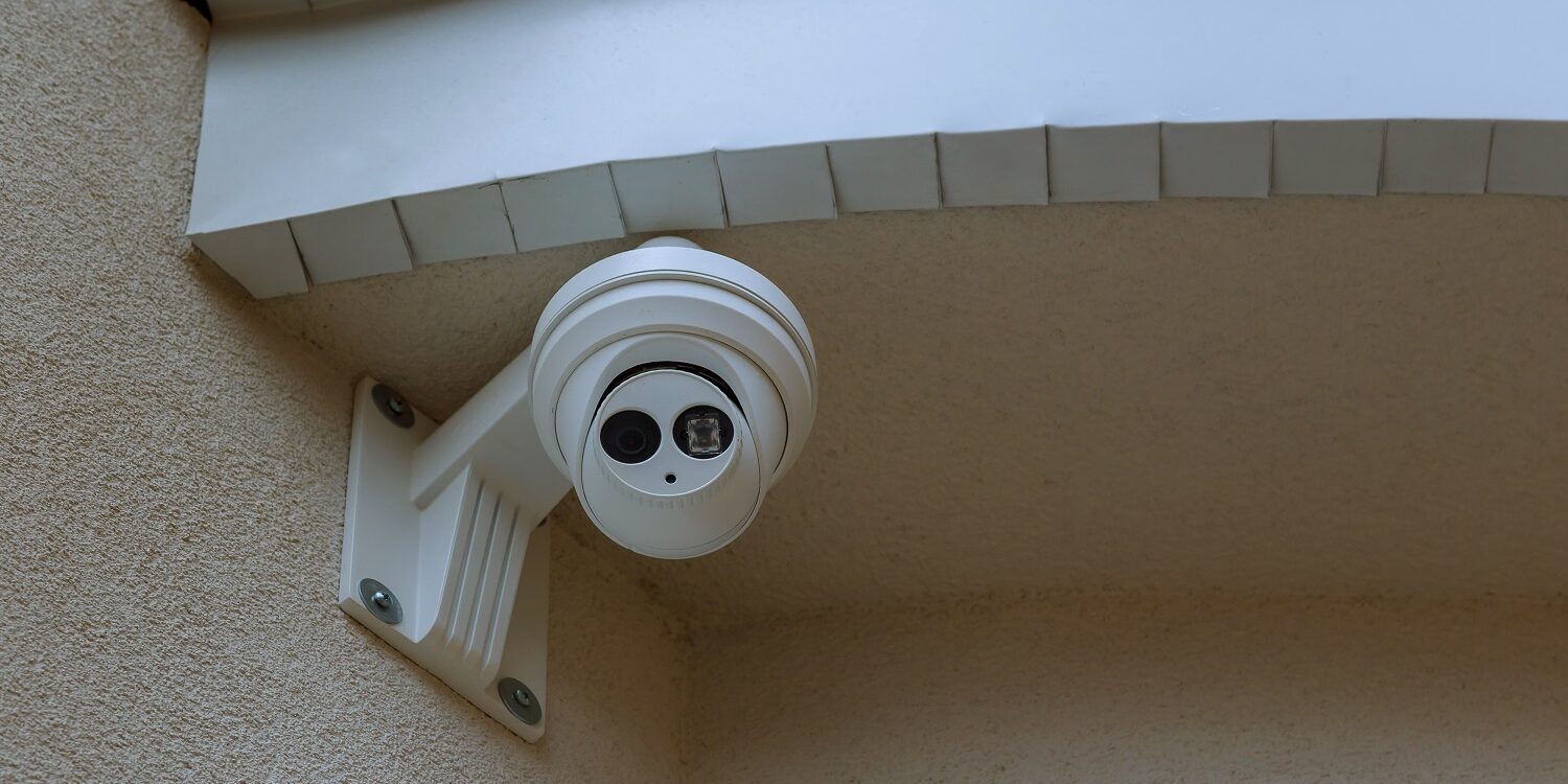 Olá, aqui é o Eduardo, especialista em conectividade na IOT Conect. É um prazer compartilhar com você um pouco da nossa experiência no setor de monitoramento e tecnologia. Hoje, vou desmistificar como funciona o uso de dados para câmera e por que essa escolha é o divisor de águas entre ter um sistema de segurança comum ou uma infraestrutura profissional e à prova de falhas.