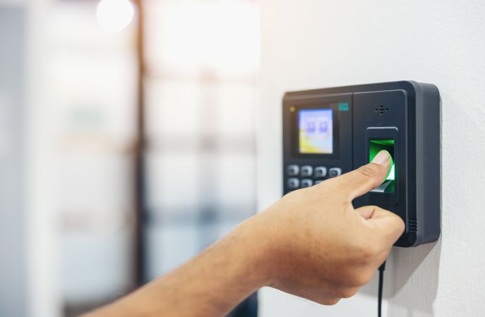 controles-de-acesso-entenda-conectividade-iot-m2m-2 Tradicionalmente, os controles de acesso eram sistemas isolados, dependentes de cabos e servidores locais. Hoje, vivemos a era do controle de acesso baseado em nuvem e Internet das Coisas (IoT). Isso significa que cada leitor biométrico, fechadura eletrônica ou câmera de reconhecimento facial é um dispositivo inteligente que precisa enviar e receber dados em milissegundos.