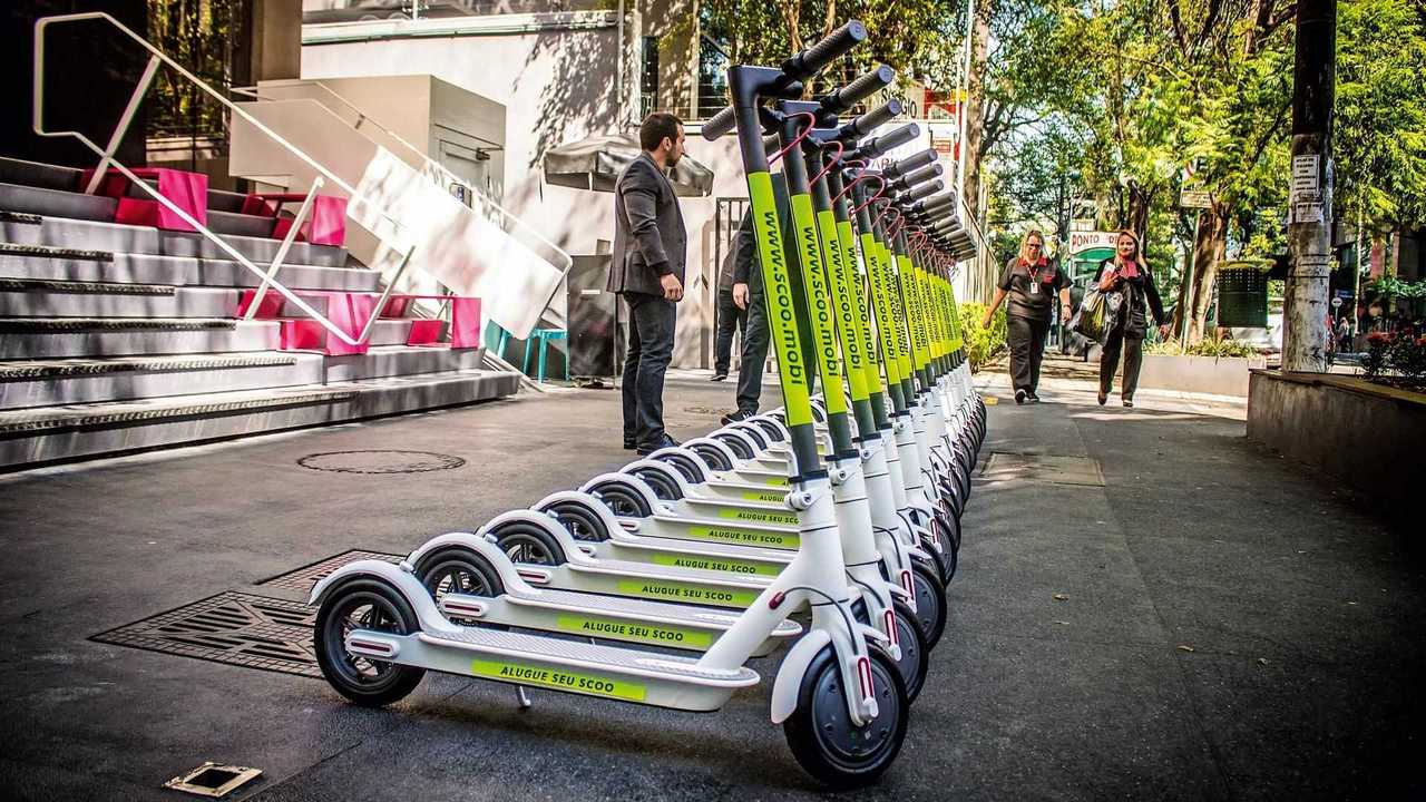 patinete-eletrica-como-funciona-conectividade-iot-4 Para que uma patinete elétrica funcione de forma eficiente em um ecossistema compartilhado, ela precisa estar viva digitalmente. Isso significa que cada unidade é equipada com um módulo de comunicação que integra sensores de GPS, acelerômetros e controladores de bateria.