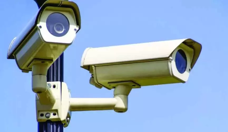 cameras-inteligentes-como-elas-se-conectam-4 Olá, sou o Eduardo, especialista da IOT Conect. É um privilégio compartilhar com você como a tecnologia de ponta está redesenhando o conceito de segurança nas nossas cidades. As câmeras inteligentes representam a evolução definitiva do monitoramento urbano, transformando o que antes era apenas um registro passivo em uma ferramenta ativa de prevenção e resposta. Você já se perguntou por que algumas cidades conseguem reduzir índices de criminalidade e melhorar o fluxo de trânsito de forma tão rápida?