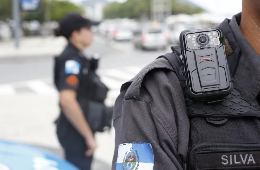 A segurança pública e a defesa nacional não permitem falhas de comunicação ou atrasos na transmissão de dados. A implementação de dispositivos inteligentes conectados por redes robustas permite que o comando central tenha uma visão onisciente do campo de batalha ou das ruas da cidade.