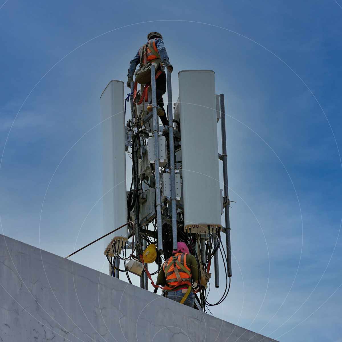 cat-m1-nb-iot-diferenca-iot-m2m-4 CAT-M1, também chamado de LTE-M ou eMTC, é uma tecnologia de rede celular desenvolvida especificamente para comunicação M2M e IoT. Ela opera dentro da infraestrutura LTE existente, o que significa que funciona nas mesmas torres das operadoras 4G, sem necessidade de infraestrutura adicional.