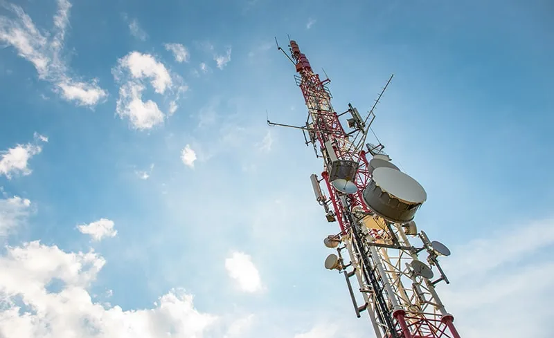 cat-m1-nb-iot-diferenca-iot-m2m-3 NB-IoT, sigla para Narrowband IoT, é uma tecnologia de rede celular desenvolvida para conectar dispositivos estáticos que transmitem volumes muito pequenos de dados em intervalos regulares. Assim como o CAT-M1, o NB-IoT opera na infraestrutura de rede das operadoras, mas com características bem distintas.