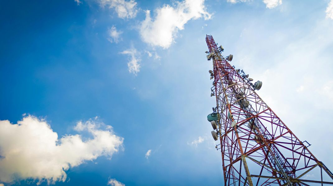 Para compreender a revolução do Chip Multi-IMSI, é preciso primeiro entender o que é o IMSI. A sigla significa International Mobile Subscriber Identity (Identidade Internacional do Assinante Móvel) e refere-se a um código numérico único atribuído a cada chip e perfil de operadora. É como um 