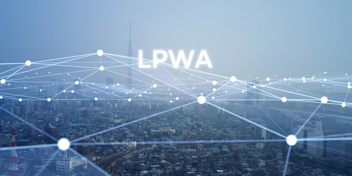 Para entender o funcionamento da Low Power Wide Area (LPWA) no Brasil com o IOT, precisamos olhar para as limitações das redes móveis convencionais. Tecnologias como GPRS, 3G e 4G foram projetadas para a comunicação entre pessoas. Elas entregam muita banda, mas consomem muita energia e têm um custo de conexão elevado.