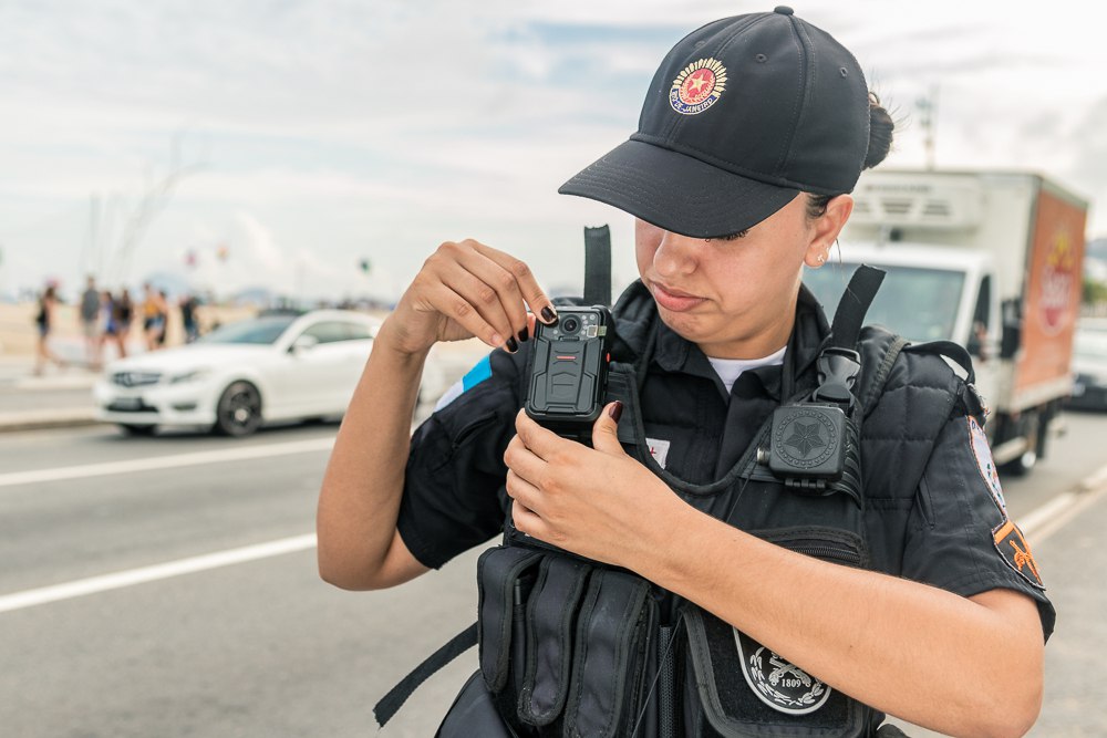 Olá, sou o Eduardo, especialista da IOT Conect, e é um prazer compartilhar com você como estamos na vanguarda da tecnologia aplicada à segurança. O uso de IoT em instituições de segurança: Polícia e Exército é hoje o principal motor de transformação para operações que exigem precisão absoluta, transformando dados brutos em decisões estratégicas que salvam vidas. Se você busca entender como a hiperconectividade está moldando o futuro da defesa e da segurança pública, chegou ao lugar certo.
