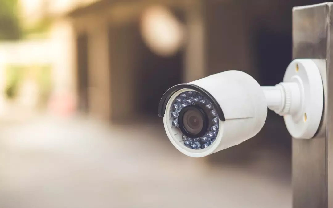 chip-m2m-para-camera-de-seguranca-como-funciona-3 As câmeras de segurança modernas, especialmente as do tipo IP, precisam de conexão de dados estável para transmitir imagens em tempo real, fazer gravação em nuvem e permitir acesso remoto pelo celular ou sistema de monitoramento.
