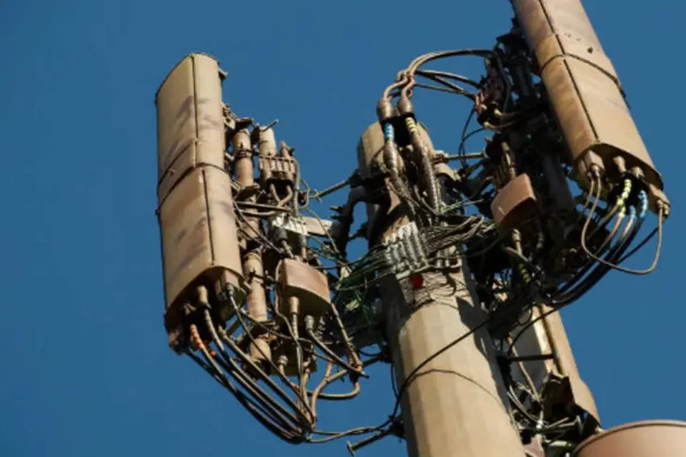 o-que-e-lora-ou-lorawan-como-atua-no-iot-2 Nem tudo é perfeito. É importante entender que o LoRaWAN não foi feito para transmitir vídeo, voz ou grandes arquivos. Se o seu projeto exige streaming em tempo real, talvez um plano de dados móveis para empresas ou um chip de dados para CNPJ de alta velocidade seja mais adequado. O LoRaWAN foca em pequenos pacotes de informação enviados em intervalos de tempo, priorizando a estabilidade sobre a velocidade.