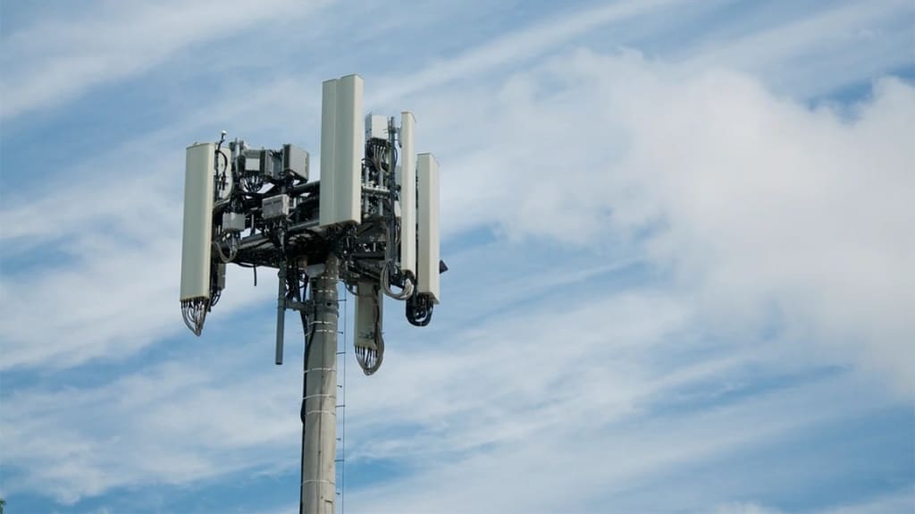 O NB-IoT (Narrowband IoT) é uma tecnologia de baixa potência e longa distância, ideal para sensores que precisam durar anos com uma bateria. O RAN Sharing é o grande facilitador do NB-IoT no Brasil. Como essa tecnologia muitas vezes requer apenas uma atualização de software nas torres já existentes (e agora compartilhadas), a cobertura nacional cresce de forma exponencial.