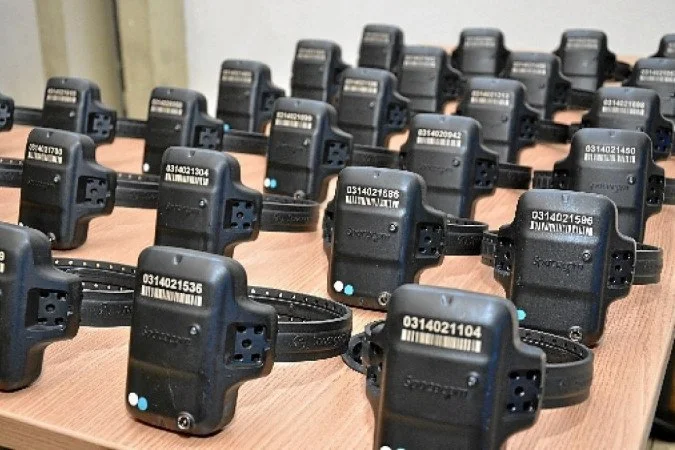 chip-m2m-para-tornozeleira-eletronica-3 O monitoramento eletrônico de pessoas é uma medida alternativa à prisão, amplamente utilizada no sistema judiciário brasileiro para acompanhar o cumprimento de penas em regime aberto, prisão domiciliar, medidas cautelares e liberdade condicional. A tornozeleira eletrônica é o dispositivo físico responsável por transmitir continuamente a localização e o status do monitorado para os sistemas de central de monitoramento dos órgãos responsáveis.