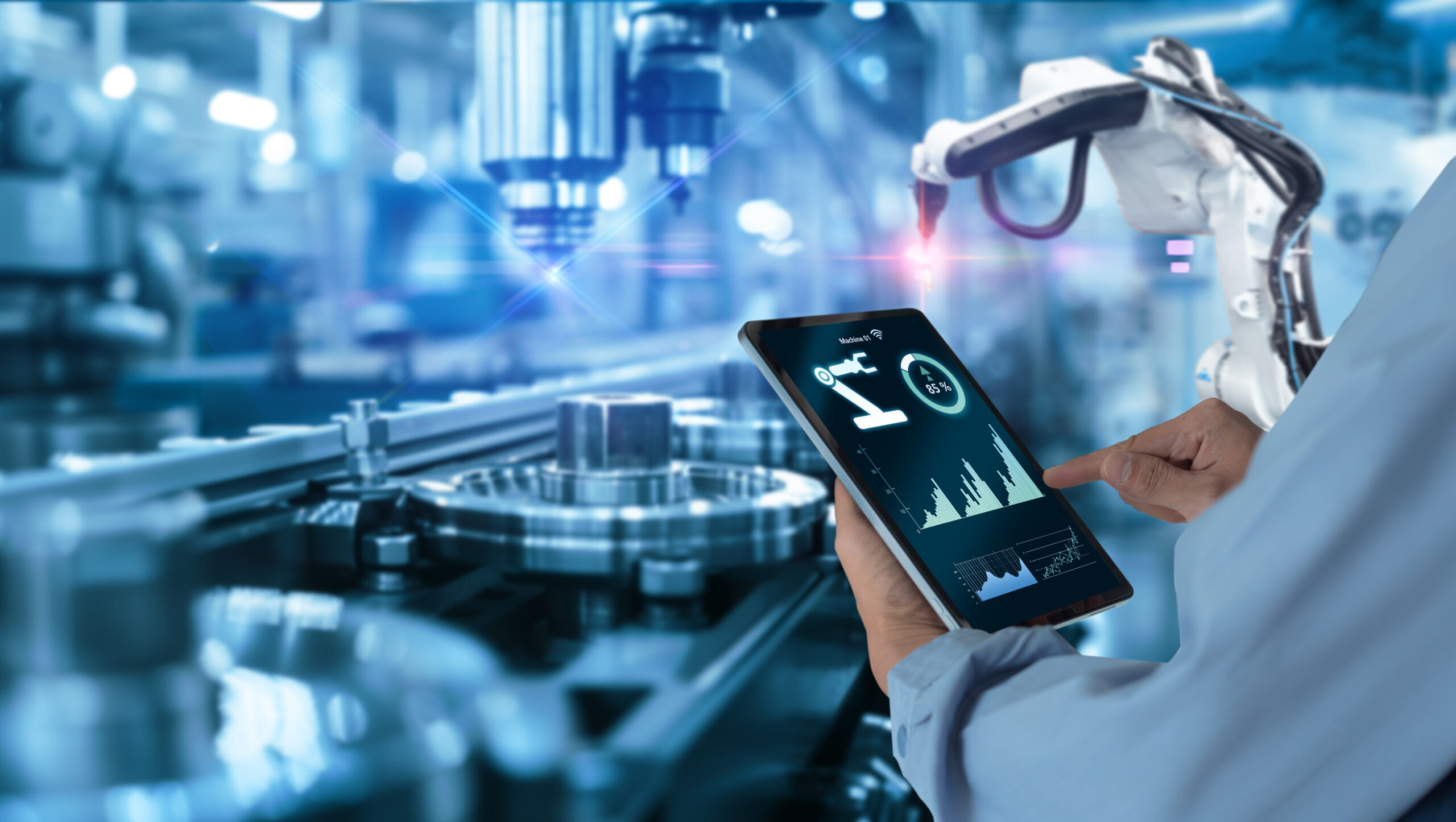A Indústria 4.0 integra tecnologias como inteligência artificial, big data, robótica avançada, computação em nuvem e IoT industrial para criar fábricas inteligentes, onde máquinas se comunicam entre si, processos se ajustam automaticamente com base em dados em tempo real e a tomada de decisão é cada vez mais apoiada por análise preditiva e prescritiva.