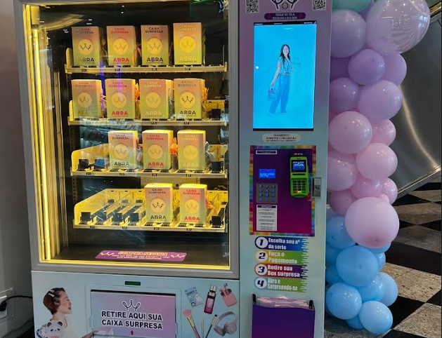 Com o chip multioperadora, cada vending machine se conecta automaticamente à melhor rede disponível no local onde está instalada, seja TIM, Vivo, Claro ou Algar, sem necessidade de configuração manual ou troca de chip ao mover a máquina de um local para outro.