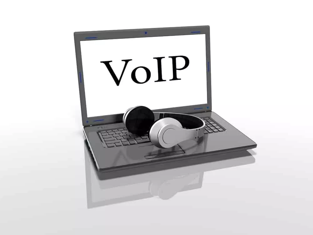 o-que-e-voip-para-empresas-reducao-custos-4 VoIP é a sigla para Voice over Internet Protocol, ou Voz sobre Protocolo de Internet, em português. Em termos simples, é a tecnologia que permite realizar e receber chamadas telefônicas utilizando a internet como meio de transmissão, em vez das redes telefônicas convencionais de cobre ou fibra óptica dedicada à voz.
