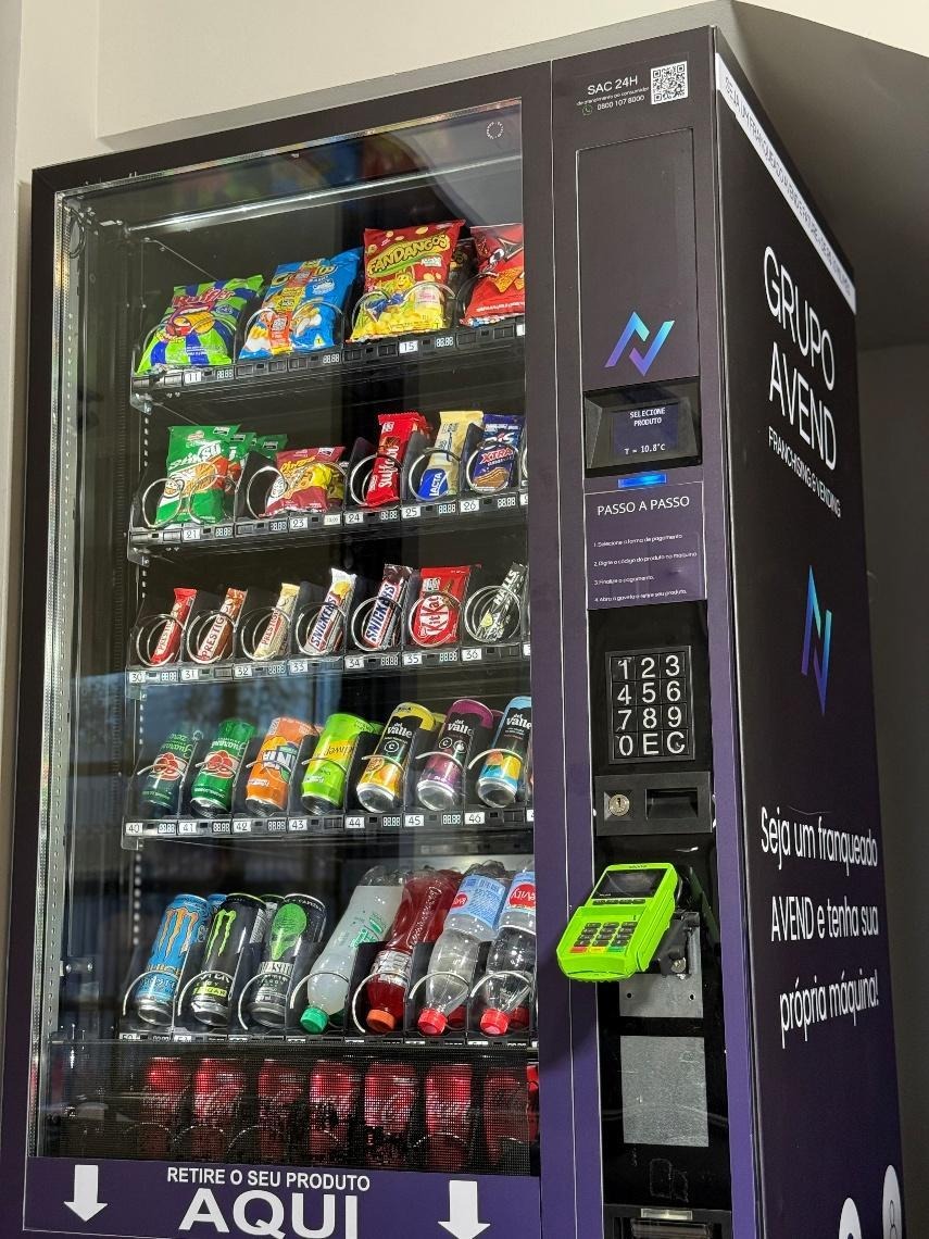 A vending machine moderna é muito mais do que uma máquina que vende produtos. Ela é um ponto de venda inteligente, conectado em tempo real a sistemas de gestão, plataformas de pagamento, monitoramento de estoque e telemetria de equipamentos.