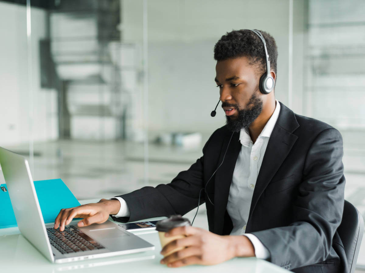o-que-e-voip-para-empresas-reducao-custos-3 Em termos de infraestrutura, a telefonia convencional exige cabeamento dedicado, centrais PABX físicas e contratos com operadoras de linha fixa. O VoIP precisa apenas de uma conexão de internet estável e de dispositivos compatíveis, que podem ser os próprios computadores e smartphones dos colaboradores.