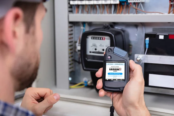 chip-m2m-para-medidor-de-consumo-smart-metering-2 Sou o Eduardo, especialista em conectividade M2M e IoT aqui na IOT Conect, e hoje vou falar sobre um dos segmentos que mais cresce no mercado de IoT no Brasil e que está transformando a forma como concessionárias, distribuidoras e gestores de infraestrutura monitoram o consumo de energia elétrica, água e gás: o chip M2M para medidor de consumo e o universo do smart metering.