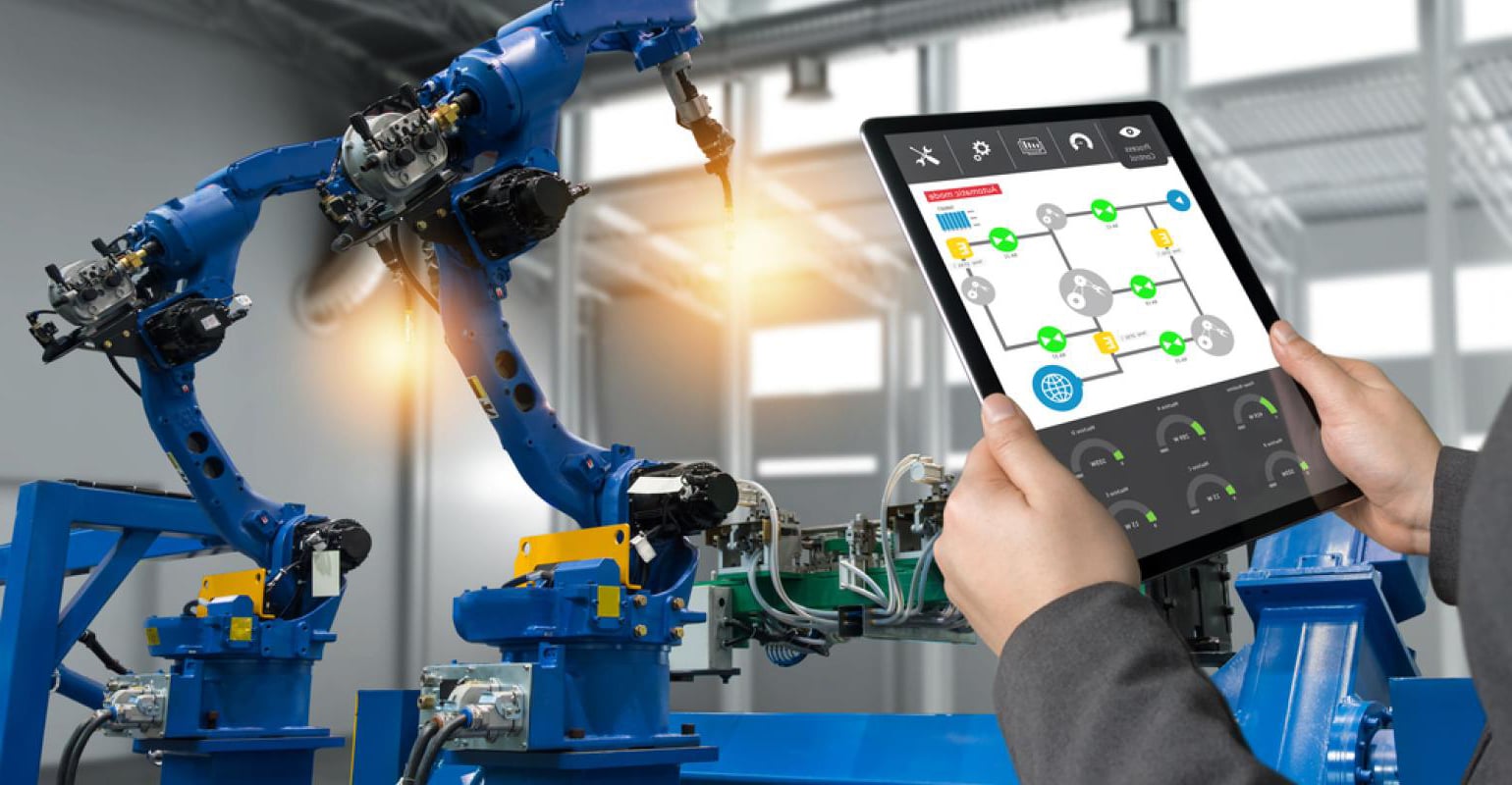 Sou o Eduardo, especialista em conectividade M2M e IoT aqui na IOT Conect, e hoje vou falar sobre um tema que está no centro das discussões de competitividade industrial no Brasil: a IoT industrial e o impacto real dessa tecnologia na transformação das fábricas e operações produtivas no país.