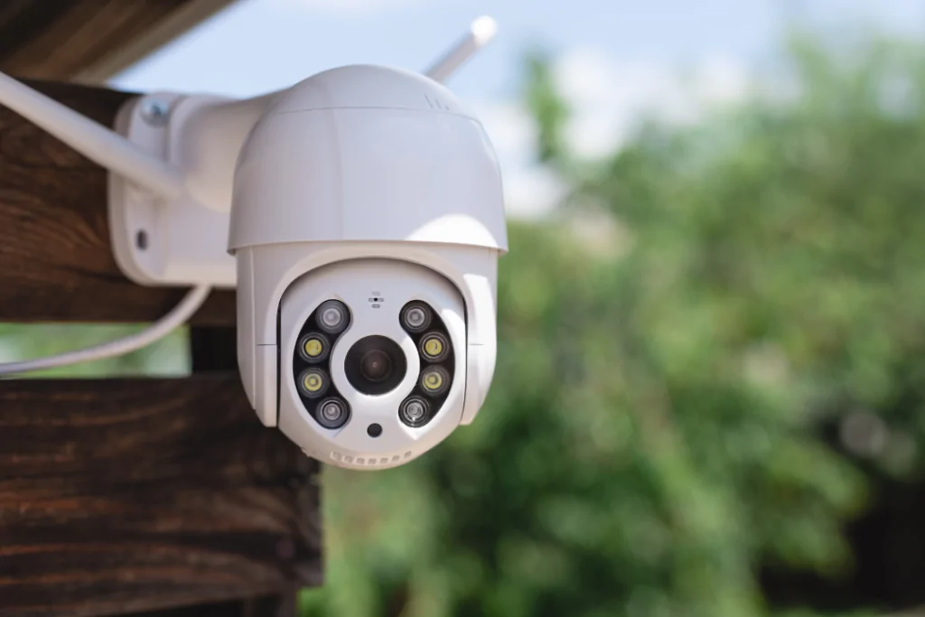Olá, aqui é o Eduardo, especialista em conectividade da IOT Conect. Hoje vou mostrar como a escolha do chip certo transforma a eficiência de sistemas de monitoramento em todo o Brasil. Encontrar o melhor Chip M2M para câmera 4G é o divisor de águas entre ter uma transmissão de vídeo em tempo real perfeitamente estável ou enfrentar quedas constantes de sinal bem no momento em que você mais precisa das imagens.