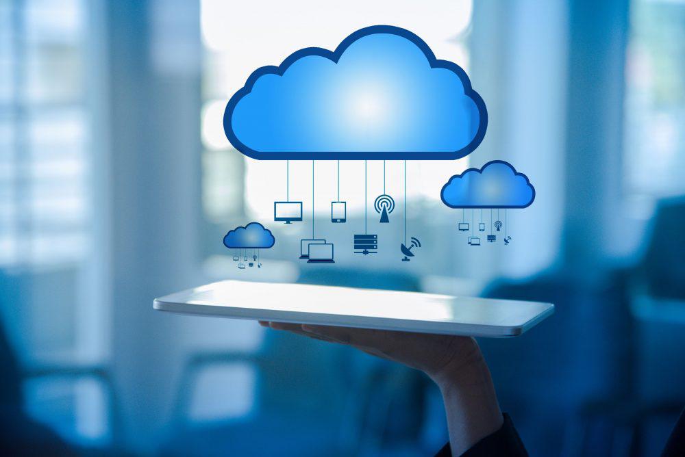 O PABX em nuvem é uma central telefônica virtual que roda em servidores na internet, eliminando a necessidade de equipamento físico instalado na empresa. Diferente do PABX tradicional, que exige hardware dedicado, cabeamento e manutenção presencial, o PABX em nuvem é acessível de qualquer lugar, escalável instantaneamente e gerenciado por um painel web sem necessidade de suporte técnico físico.