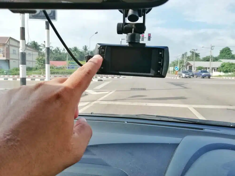 Telemetria veicular é a tecnologia que permite coletar, transmitir e analisar dados sobre o comportamento e o desempenho de veículos em tempo real, utilizando sensores embarcados e conectividade de dados para enviar essas informações para sistemas de gestão remotos.