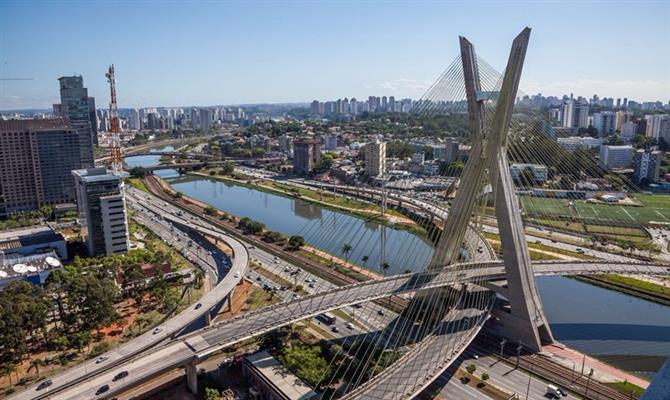 cidades-inteligentes-no-brasil-iot-infraestrutura-5 Uma cidade inteligente utiliza sensores conectados para monitorar tráfego, iluminação pública, qualidade do ar, consumo de água e energia, segurança pública e uma série de outros aspectos da infraestrutura urbana, transformando dados em decisões mais inteligentes de gestão e planejamento.