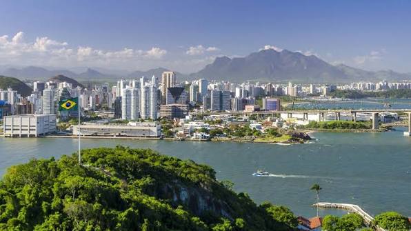 cidades-inteligentes-no-brasil-iot-infraestrutura-4 Segundo dados do Connected Smart Cities, ranking que avalia o nível de maturidade tecnológica dos municípios brasileiros, cidades como São Paulo, Curitiba, Florianópolis e Vitória estão entre as referências nacionais em adoção de soluções de cidade inteligente, com projetos consolidados em mobilidade urbana, segurança pública e gestão ambiental.