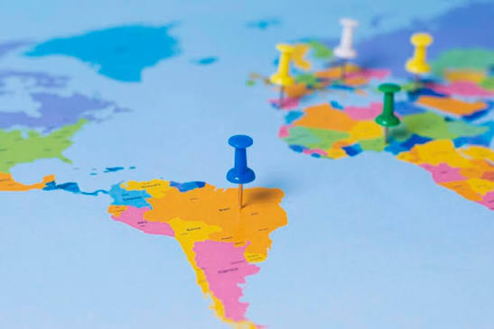 Gerenciar frotas, ativos ou dispositivos rastreáveis além das fronteiras brasileiras sempre foi um desafio gigantesco para grandes empresas. A burocracia com operadoras locais, a instabilidade de sinal e as surpresas desagradáveis com tarifas de roaming internacional costumam travar a expansão de grandes projetos. Se a sua empresa busca expandir de forma segura e com previsibilidade financeira, você precisa entender como funciona a melhor Conectividade IoT América do Sul para o mercado corporativo.