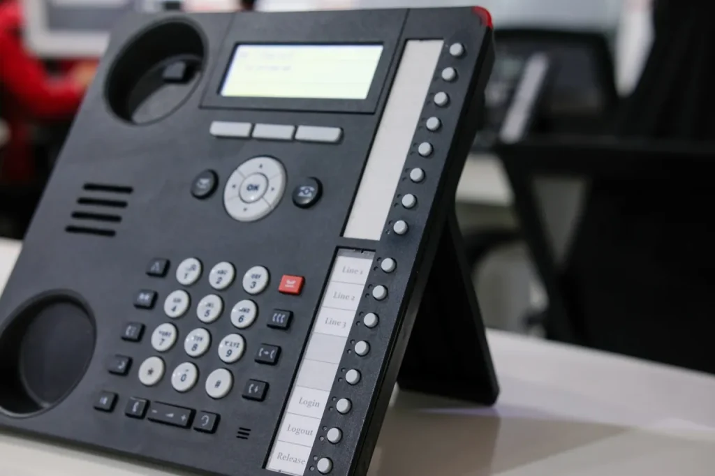PABX é a sigla para Private Automatic Branch Exchange, ou Central Telefônica Privada Automática, em português. É o sistema responsável por gerenciar as chamadas telefônicas internas e externas de uma empresa, distribuindo ramais, transferindo ligações, gerenciando filas de atendimento e integrando os diferentes pontos de comunicação da organização em uma única infraestrutura.