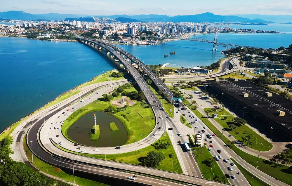 A implementação de tecnologias voltadas para cidades inteligentes Brasil é a chave para transformar municípios comuns em polos eficientes, seguros e sustentáveis, otimizando recursos públicos com o suporte da conectividade de última geração.