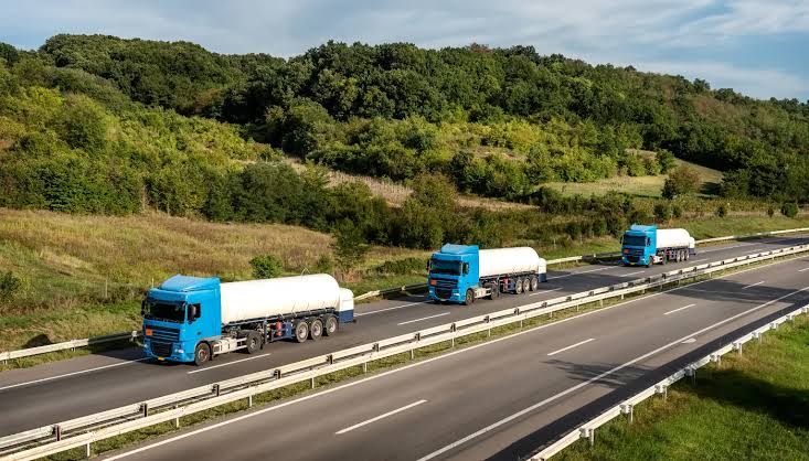 O uso de um chip M2M para gestão de frota é a estratégia definitiva para empresas que buscam reduzir custos operacionais e aumentar a segurança do transporte de cargas. Olá, eu sou o Eduardo, especialista em conectividade aqui na IOT Conect, e preparei este conteúdo para mostrar como a tecnologia certa transforma o gerenciamento logístico do seu negócio.