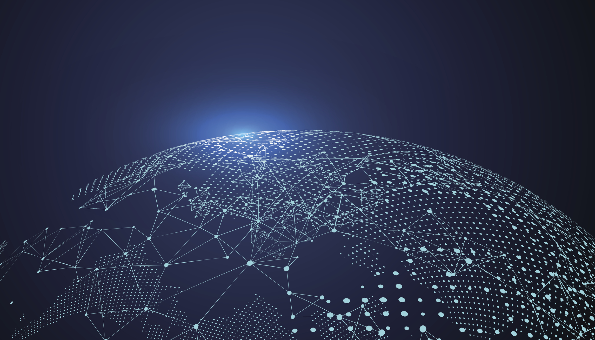 Para entender o conceito de roaming m2m global, precisamos primeiro diferenciar essa tecnologia do roaming celular tradicional que você utiliza no seu smartphone de uso pessoal. Enquanto o roaming convencional busca a rede parceira com foco em chamadas e navegação web para usuários finais, a conectividade máquina a máquina foca na estabilidade absoluta de dados entre sensores, rastreadores e servidores centralizados.