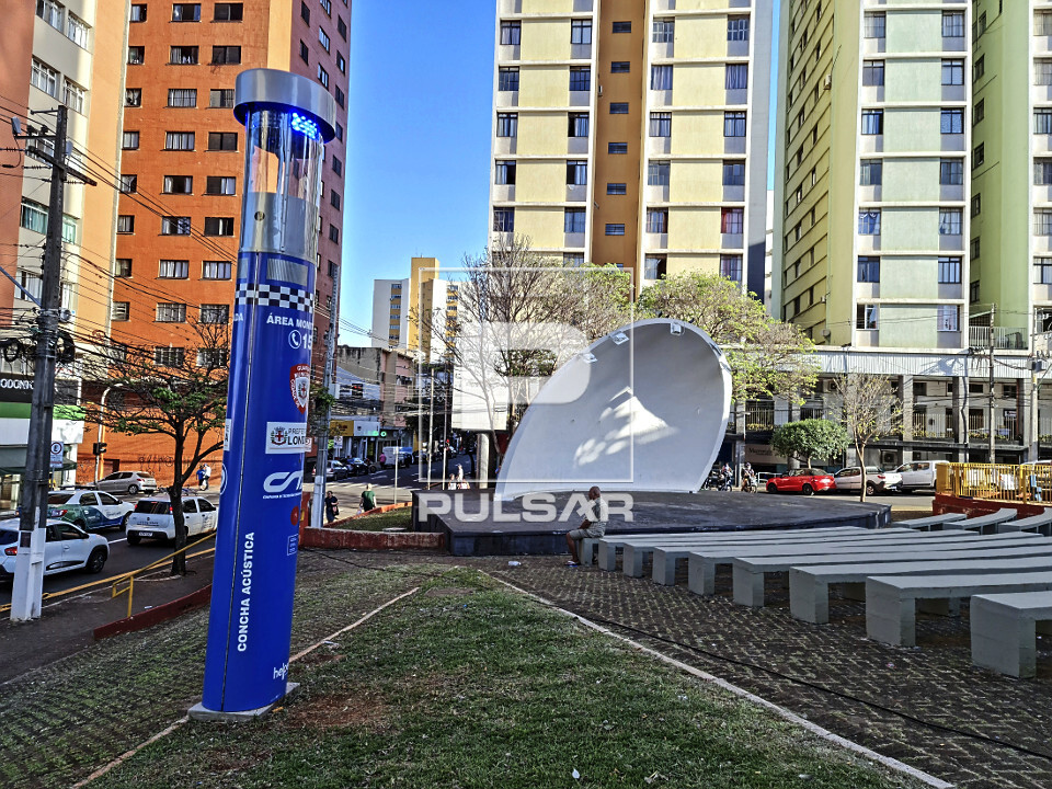 O chip de dados para câmera de totem de segurança é o componente central para garantir a transmissão contínua de imagens e alertas em projetos de monitoramento urbano e empresarial. Olá, sou Eduardo, especialista em conectividade da IOT Conect, e elaborei este artigo para mostrar por que utilizar um SIM Card M2M dedicado é infinitamente mais seguro e econômico do que depender de chips tradicionais de telefonia celular.