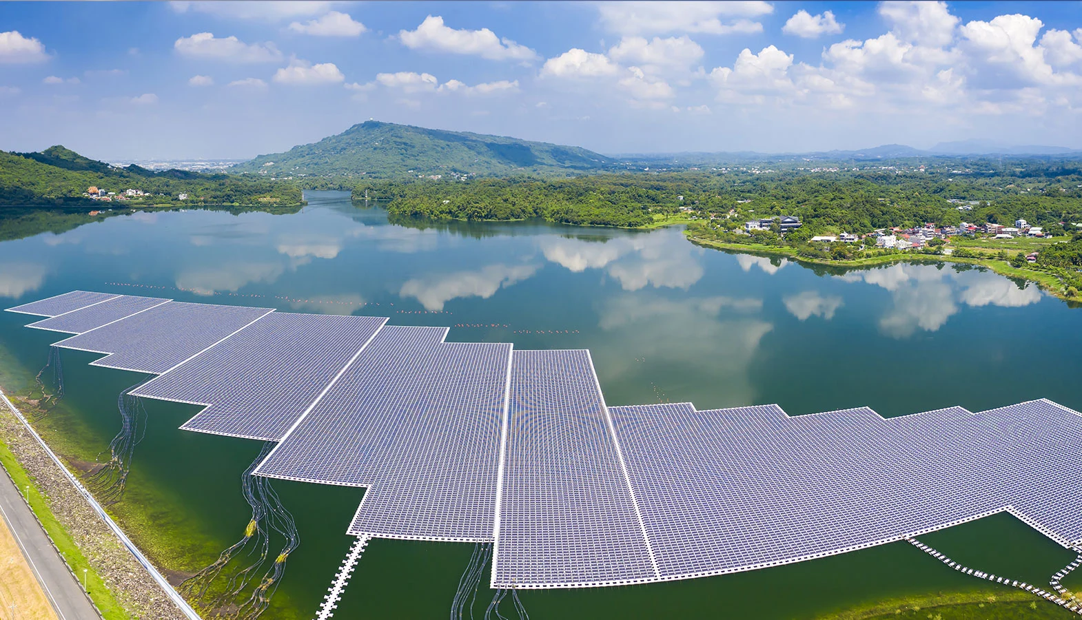 monitoramento-energia-solar-usina-fotovoltaica-2 O monitoramento energia solar é a coleta e análise contínua de dados sobre a produção e o consumo de energia de um sistema fotovoltaico. Ele combina hardware inteligente e conectividade remota para entregar visibilidade total da sua usina.