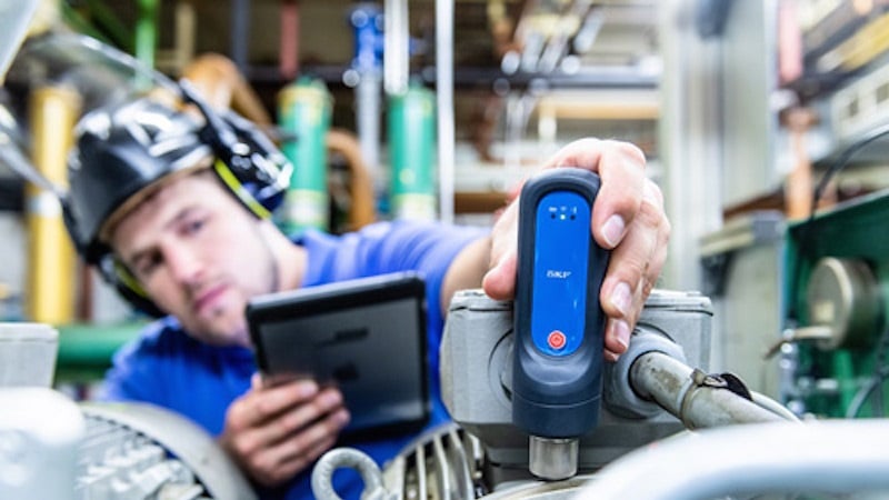 manutencao-preditiva-iot-guia-completo-2 A manutenção preditiva iot (Internet das Coisas aplicada à predição de falhas) é uma metodologia avançada que utiliza sensores inteligentes conectados diretamente a máquinas e equipamentos para monitorar suas condições de operação 24 horas por dia, 7 dias por semana.