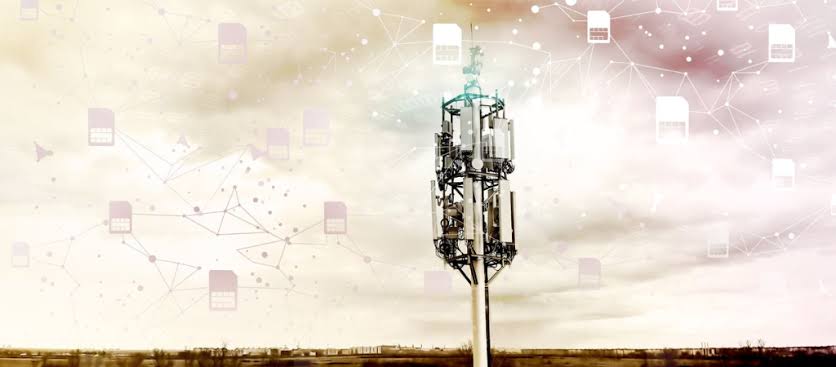chip-m2m-multi-imsi-o-que-e-2 O Chip M2M Multi IMSI é um SIM card industrial que armazena múltiplos perfis de identidade de assinante em um único chip físico. Na prática, isso significa que um único chip consegue se autenticar em diferentes operadoras, alternando entre os perfis gravados conforme a disponibilidade de cobertura em cada região onde o dispositivo opera.
