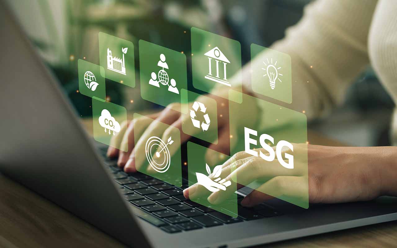 Sistemas conectados ajustam a iluminação, climatização e o funcionamento de máquinas pesadas de acordo com a demanda real. Se não há presença de pessoas ou necessidade operacional, o consumo é reduzido automaticamente, prevenindo o desperdício de energia.