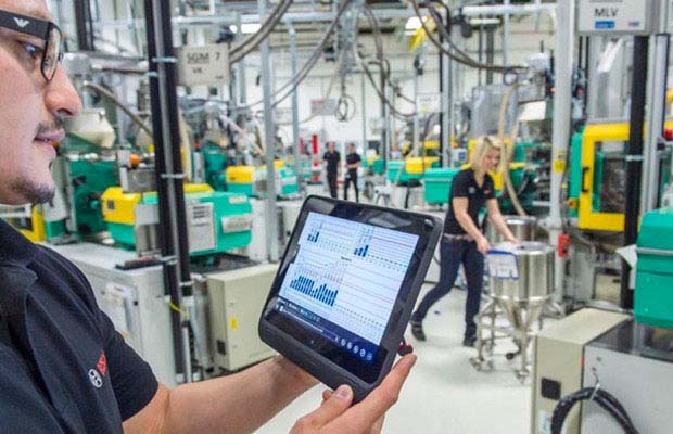 A medição remota em ambientes fabris e operacionais consiste na coleta automatizada de dados gerados por sensores, relés e controladores instalados diretamente nos equipamentos. Essas informações são processadas, transmitidas à distância e transformadas em relatórios gerenciais e alertas instantâneos.