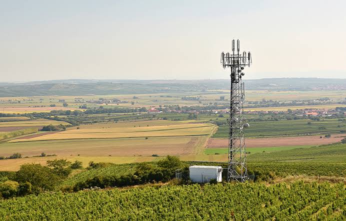 iot-em-areas-rurais-2 Muitos gestores acreditam que a ausência de cabos de fibra óptica invalida a automação em lavouras e pastagens. No entanto, módulos de comunicação celular instalados diretamente nas máquinas transformam pequenas variações de sinal em conexões estáveis para telemetria agrícola.
